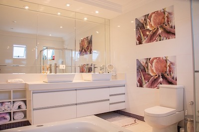 Décoration de salle de bain avec armoires de salle de bain