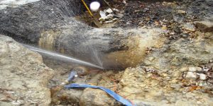 Comment détecter efficacement une fuite d'eau enterrée ?