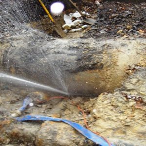 Comment détecter efficacement une fuite d'eau enterrée ?