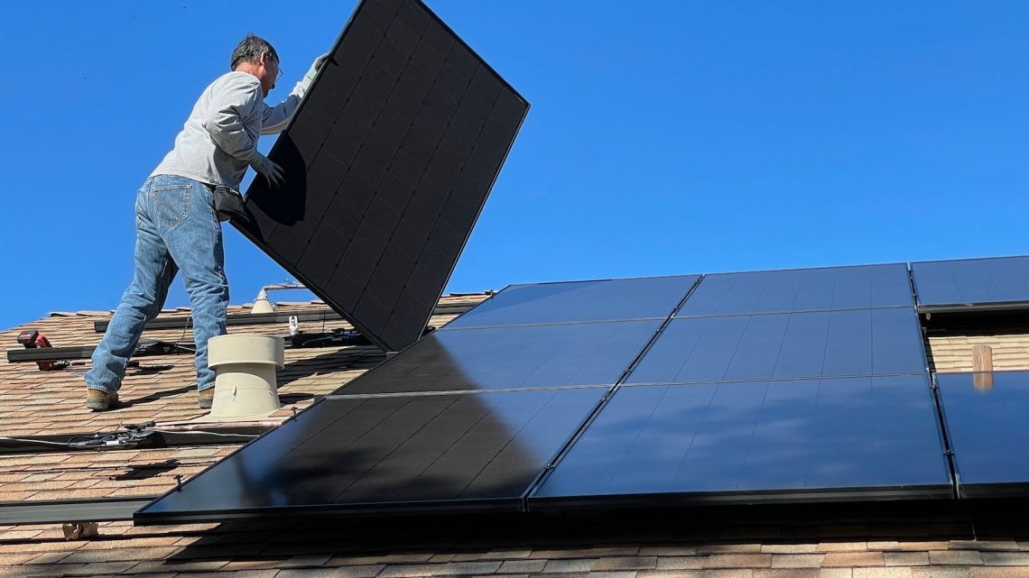 Quel poids de panneaux solaires peut supporter mon toit ?
