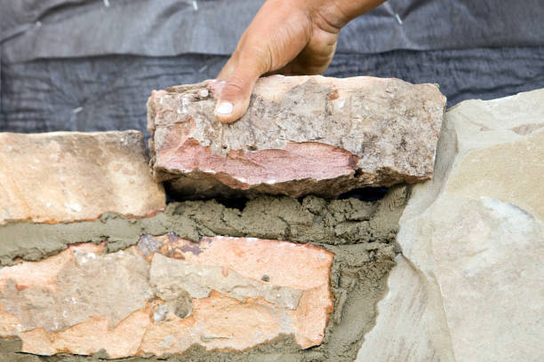 Construction de murs en pierre ou en brique : Techniques de construction pour murs en pierre ou en brique.
