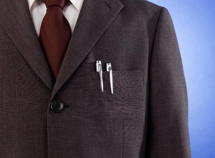 Gros plan sur une veste de costume sombre, évoquant l'idée d'un dispositif d'espionnage discret comme une bouton caméra.